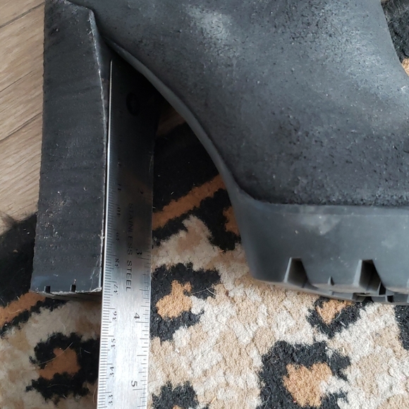 Kenneth Cole black distressed leather lugged heels - Picture 14 of 15